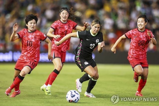 호주 선수를 쫓는 여자축구대표팀 선수들