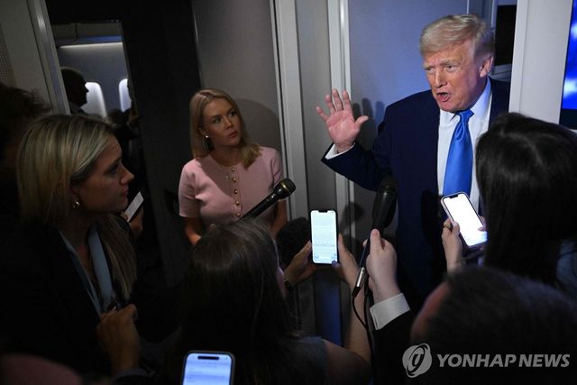 기내에서 언론과 대화하는 트럼프
