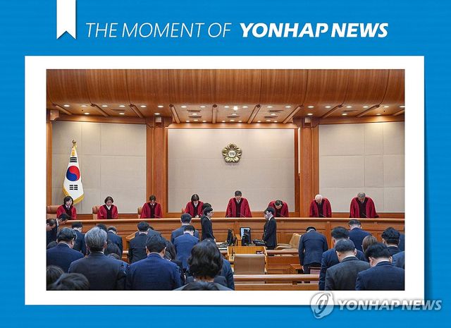 [모멘트] 대통령 탄핵심판 심판정 입장한 헌법 재판관들