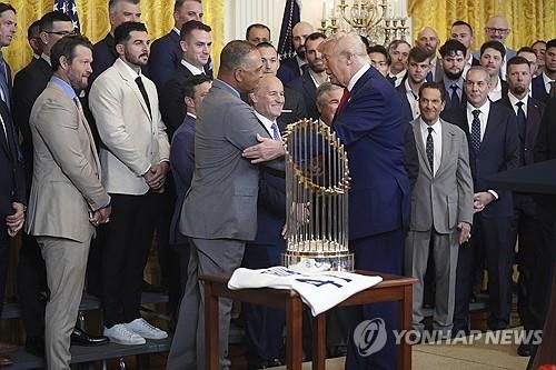 트럼프 대통령과 악수하는 다저스 로버츠 감독