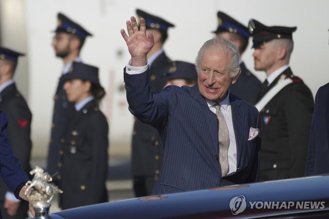 로마 도착해 손 흔드는 찰스 3세