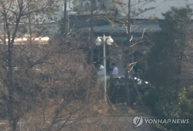 분주한 모습의 한남동 관저