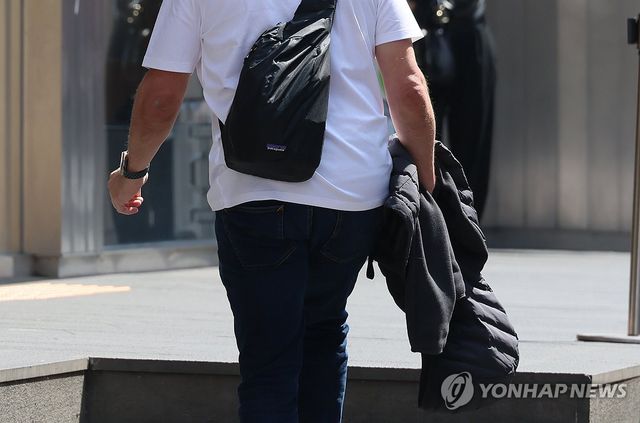 확 오른 낮 기온에 가벼운 옷차림