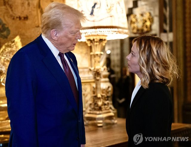 지난 1월 미국 플로리다주 마러라고 리조트에서 트럼프 만난 멜로니