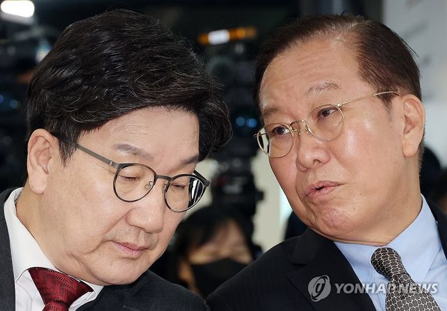 대화하는 권영세 비상대책위원장-권성동 원내대표