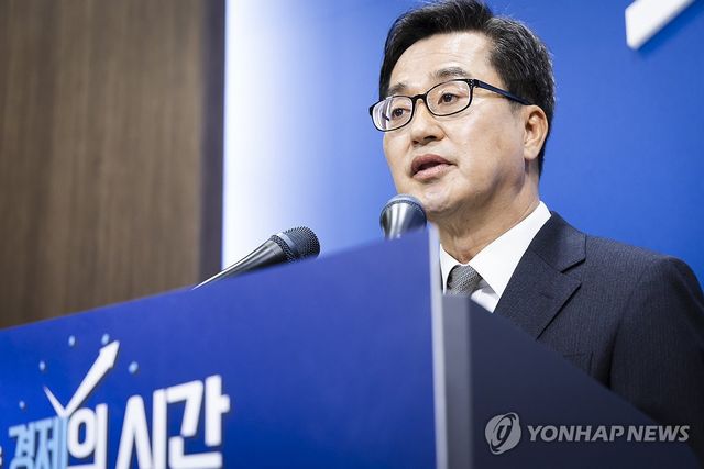 윤 대통령 탄핵 선고 관련 입장 발표하는 김동연 경기지사