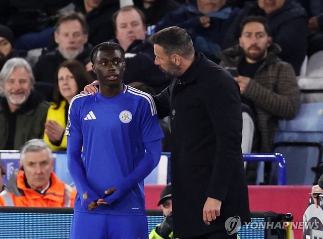 교체 투입 전 판니스텔로이 감독으로부터 지시받는 레스터시티 몽가(왼쪽).