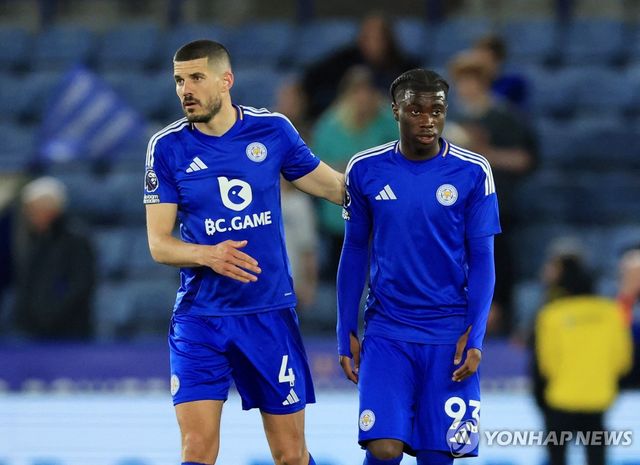 같은 팀 코너 코디(왼쪽)와 유니폼 셔츠가 다른 레스터시티 몽가.