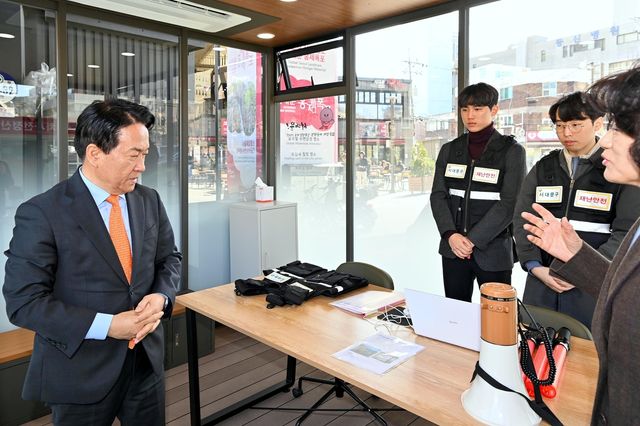 지난달 28일 홍제폭포 안전상황실을 찾은 이성헌 서대문구청장