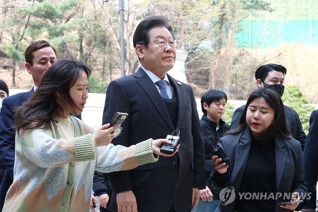 취재진 질문 받는 이재명 대표