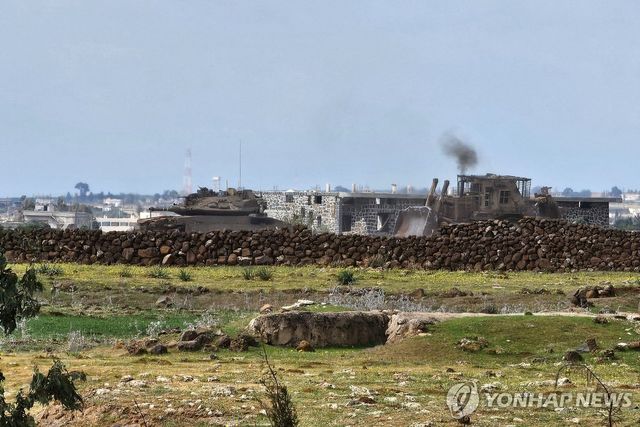 시리아 국경 군초소를 점령한 이스라엘군 탱크와 장갑 불도저