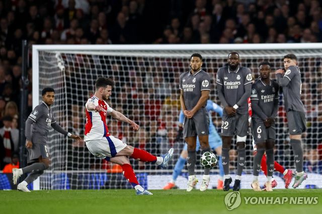 아스널 라이스의 프리킥 득점 순간.