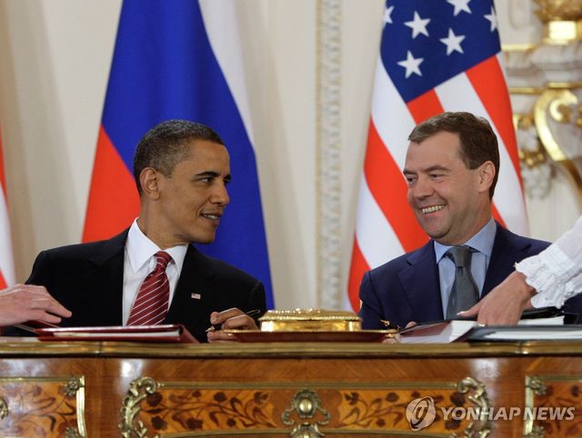 2010년 뉴스타트 체결한 버락 오바마 전 미국 대통령과 드미트리 메드베데프 전 러시아 대통령