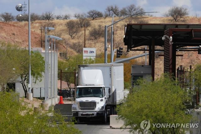 미국-멕시코 국경 지나가는 트럭