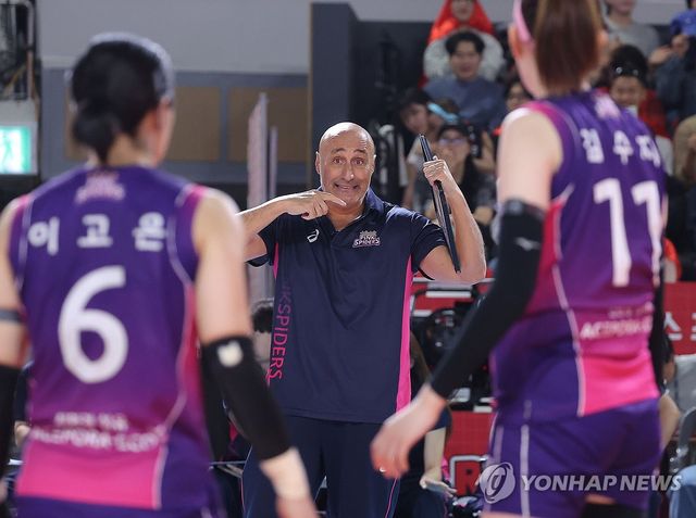 작전 지시하는 아본단자 감독