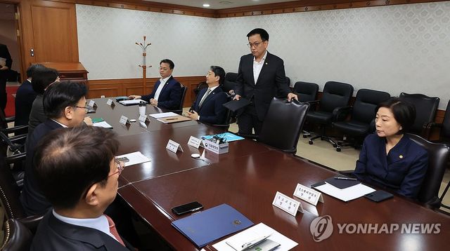 경제관계장관 간담회 참석하는 최상목 부총리