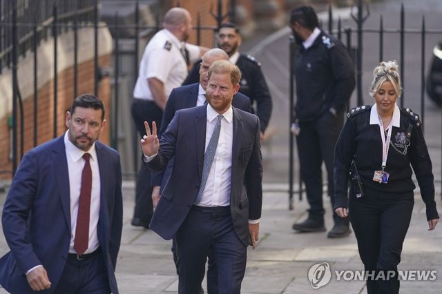 8일(현지시간) 법원에 도착한 해리 왕자
