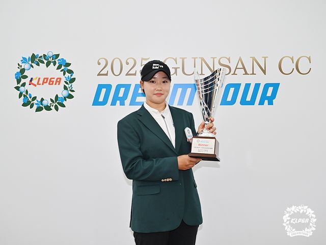 우승 트로피를 든 김민솔.