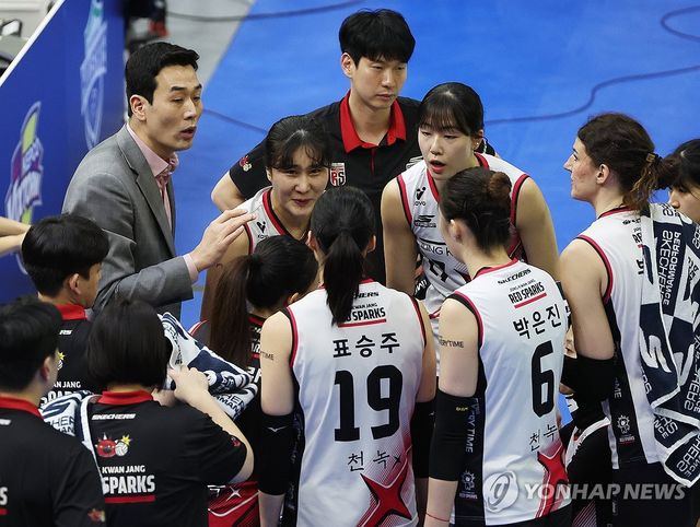 작전 지시하는 고희진 감독