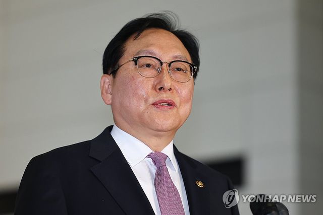 방미 앞두고 인터뷰하는 정인교 통상교섭본부장