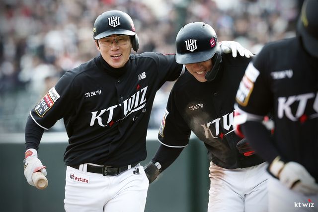 kt 허경민(왼쪽)