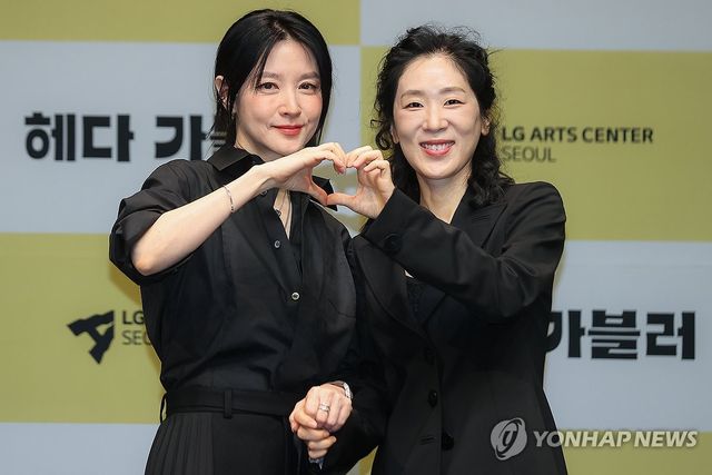 포즈 취하는 이영애-백지원