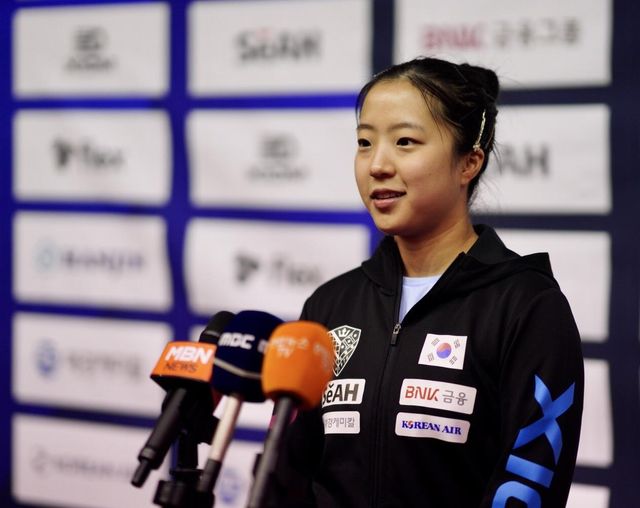 유럽·남미 선수들과 합동훈련 후 인터뷰하는 신유빈