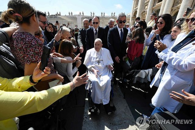6일(현지시간) 바티칸 성 베드로 광장에 깜짝 등장한 교황