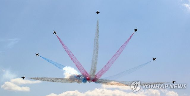 곡예비행 펼치는 블랙이글스