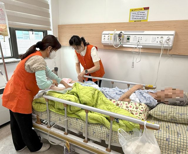 자원봉사팀이 환자를 돌보는 모습