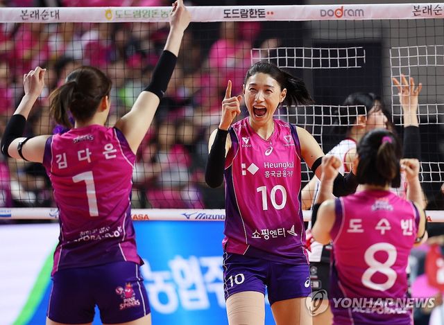 동료들과 환호하는 김연경