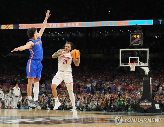 3점을 쏘지 못하고 공을 놓치는 이매뉴얼 샤프 