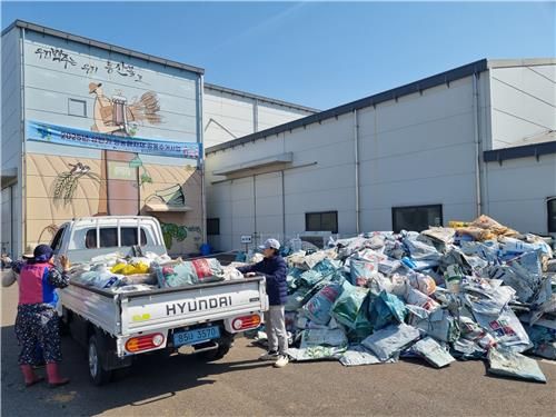군산시, 영농폐자재 집중 수거