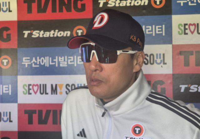 인터뷰하는 이승엽 감독