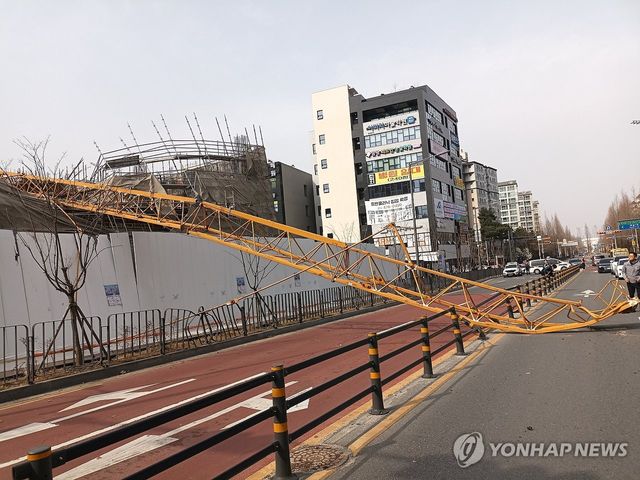 강풍에 쓰러진 크레인