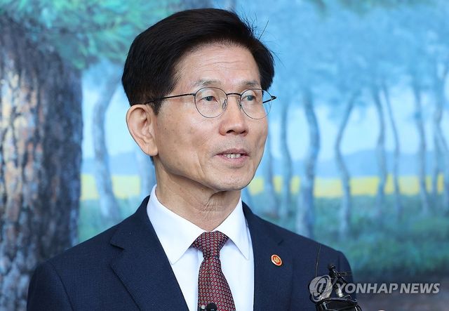 대선 출마 선언 관련 입장 발표하는 김문수 장관