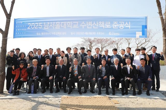 기념촬영하는 윤승용 총장(맨 앞줄 왼쪽 6번째)과 관계자들