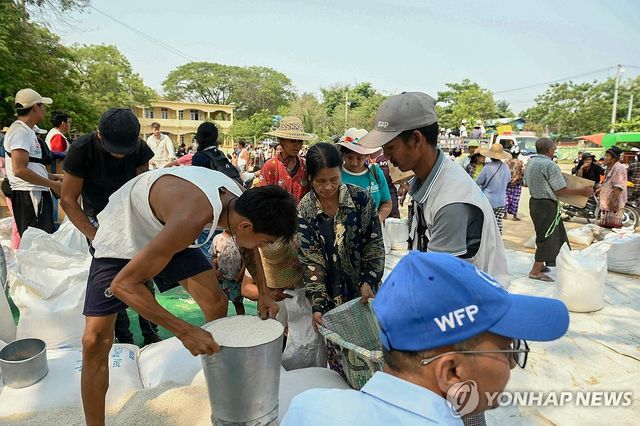 미얀마에서 식량을 배분하는 유엔 세계식량계획(WFP)