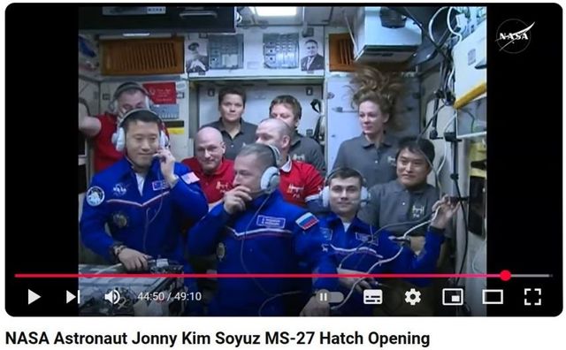 국제우주정거장(ISS)에서 러시아 관제센터와 회견하는 조니 김
