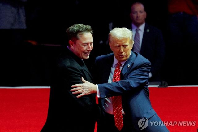 도널드 트럼프 미국 대통령(오른쪽)과 일론 머스크 테슬라 최고경영자(CEO·왼쪽)