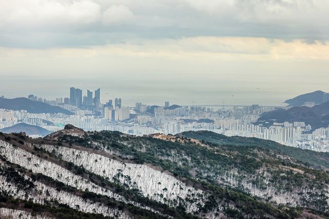 금정산 고당봉에서 바라본 해운대와 광안대교[사진/백승렬 기자]