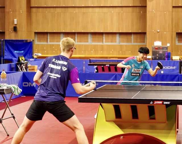 르브렁과 랠리를 펼치는 조대성(오른쪽)