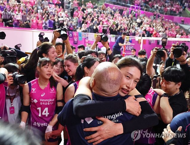 감독과 포옹하는 김연경