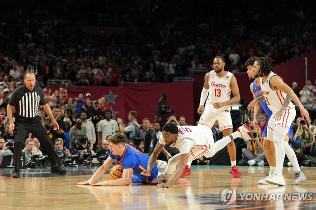 몸을 날려 공을 확보하는 앨릭스 콘던