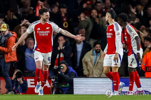 프리킥으로 골을 터트린 뒤 기쁨을 나누는 아스널의 데클런 라이스(왼쪽).