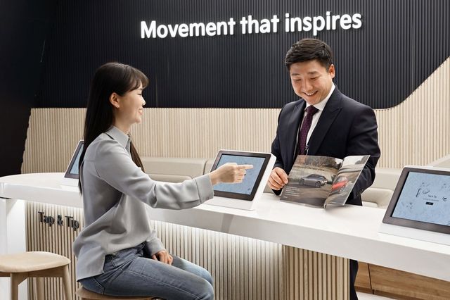 기아 직영 영업점에서 오토컨설턴트가 고객과 상담하는 모습