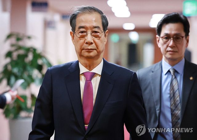 국무회의 입장하는 한덕수 대통령 권한대행