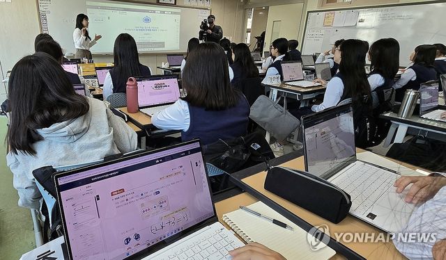 한림여중 AIDT 활용 수학 수업 모습
