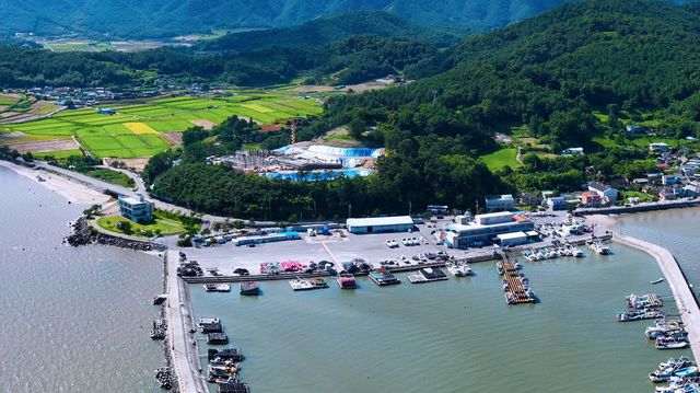 공사 중인 율포해양복합센터