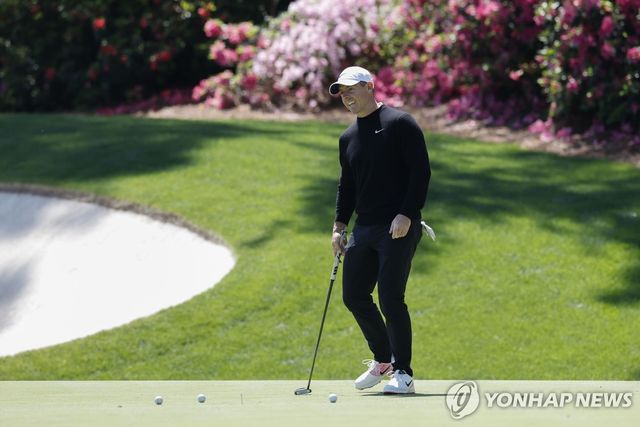 퍼트 연습하는 매킬로이